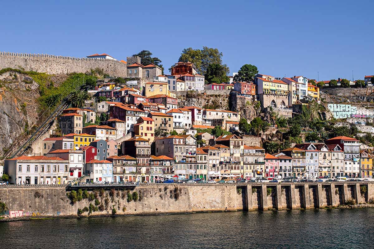 Cityscape van Porto langs de Douro Rivier in Portugal