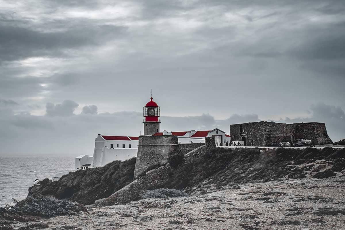 Vuurtoren op klif Cabo São Vicente bij Sagres in Portugal