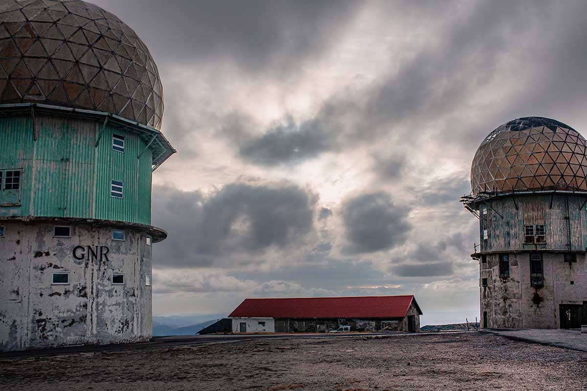 Oud NAVO Radarstation Torre in Parque Natural da Serra da Estrela in Portugal