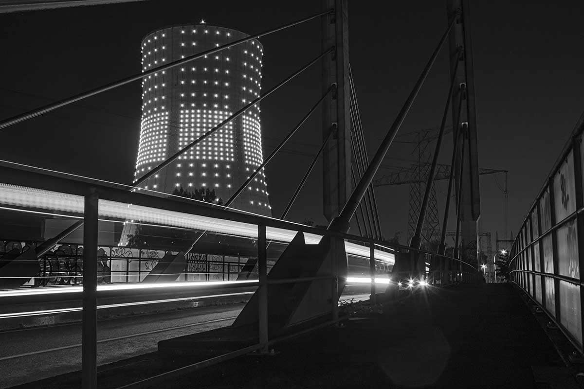 Lighttrails aan de koeltoren van Drogenbos, Brussel | Zwart-Wit | Nachtfotografie